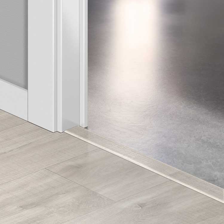 Profilé Incizo Quick-Step - Chêne canyon clair avec traits de scie 8 x 45 x 2000 mm