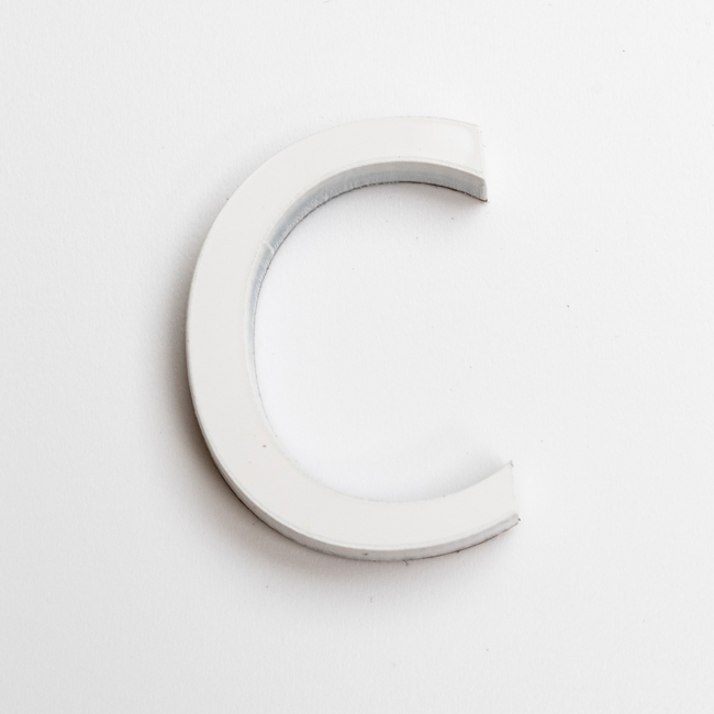 Letter c pvc wit 9 cm met kleefstrip