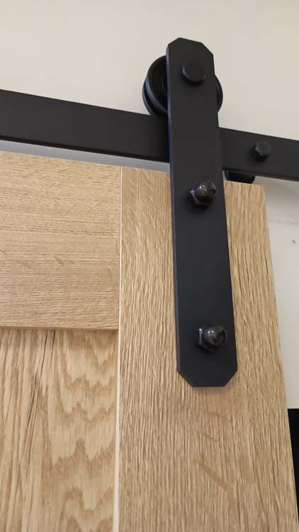 Porte coulissante Barn Nature oak + rail noir robust 930x2115 mm