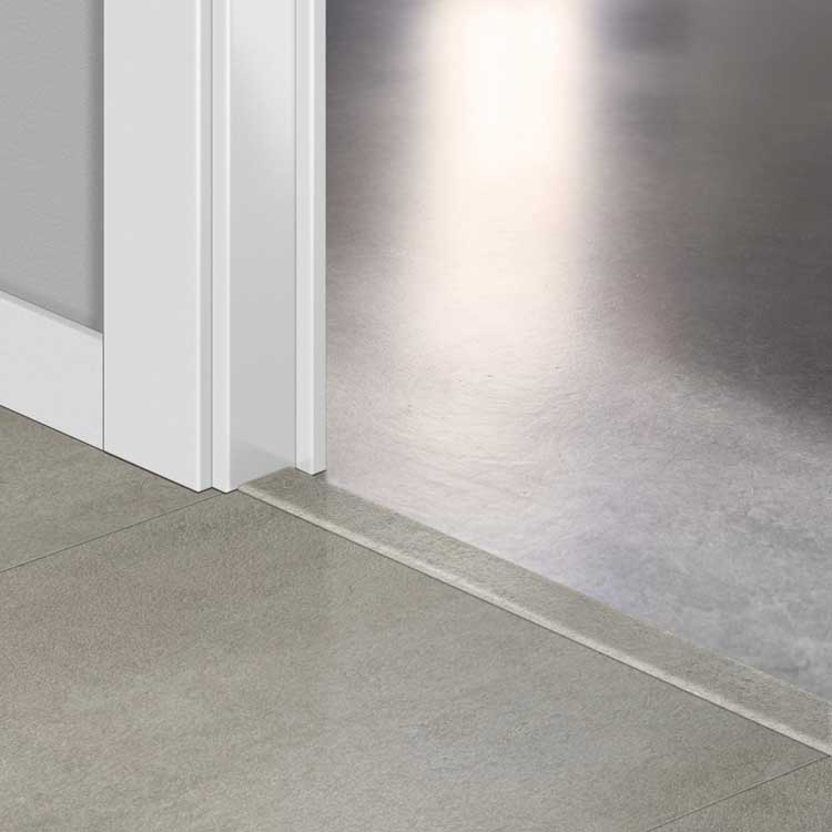 Profilé Incizo Quick-Step - Béton gris chaleureux 8 x 45 x 2000 mm