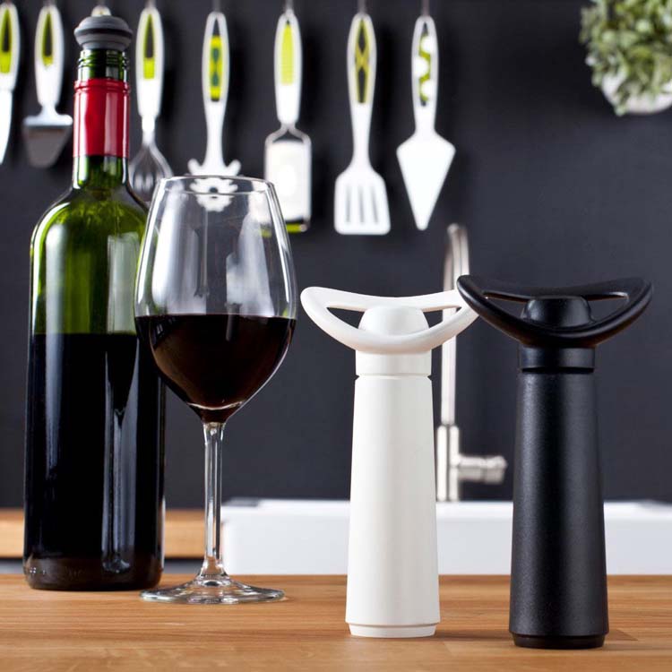 Pompe vacuum Vacuvin 4 bouchons pour le vin