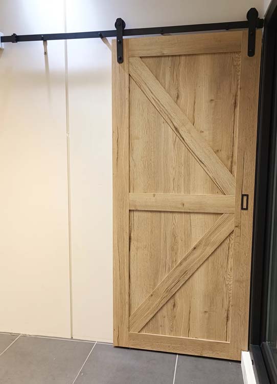 Porte coulissante Barn Nature oak + rail noir robust 930x2115 mm