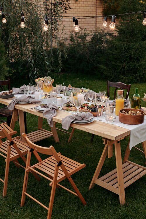 Aangeklede feesttafel in de tuin