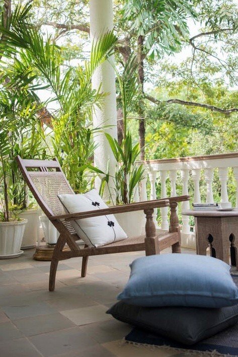 Loungestoel op een overdekt terras