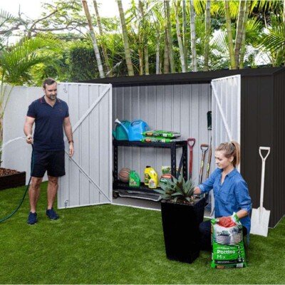 Tuinieren bij een metalen tuinhuis